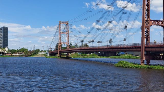El agua amenaza con tapar los pilotes del Puente Colgante