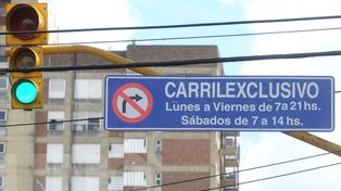 Carril exclusivo de Rivadavia: proponen habilitar el giro a la derecha en Suipacha para mejorar la circulación