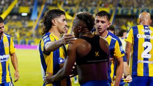 Ignacio Malcorra saluda a Jaminton Campaz tras su gol en el Gigante, el que selló el resultado.