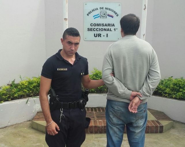 Esposado. El momento en que el huésped fue detenido por agentes misioneros.