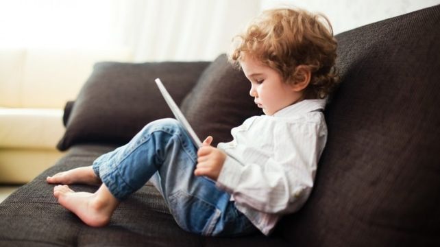 Recomendaciones sobre el uso de pantallas en la infancia.