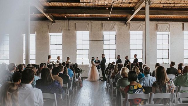 Pasó años usando una silla de ruedas y sorprendió a todos en su boda caminando hacia el altar