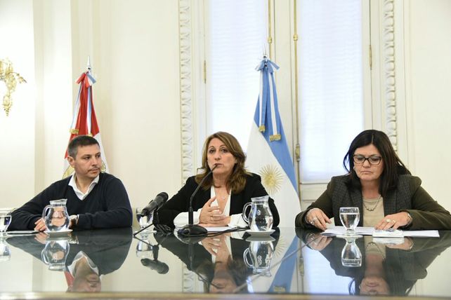 Fein junto a Gustavo Leone y Mónica Alvarado durante la presentación del nuevo sistema de transporte.