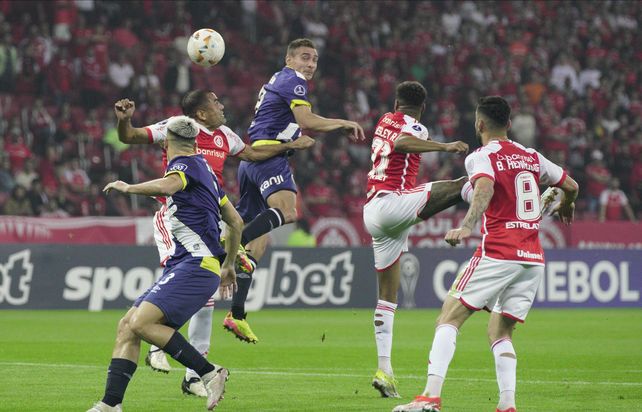 Marco Ruben intenta imponerse de arriba, ante Mercado. El goleador de Central viene de ser titular en porto Alegre.