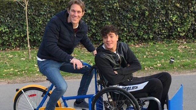 Regalo. Zeno sorprendió a su amigo con una tricicleta y así nació la idea.
