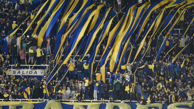 Gigante de Arroyito en pleno partido de anoche. La bandeja superior de la tribuna que da a espaldas a Regatas. Un barrabrava cayó desde allí sobre una mujer.&nbsp;