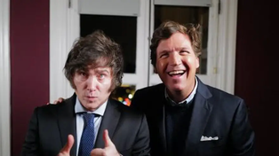 Milei posa con una cara que ya es un sello y Carlson, su entrevistador, le festeja.