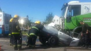 Una pareja y tres menores fallecieron en un violento choque entre un auto y un camión sobre la ruta 18