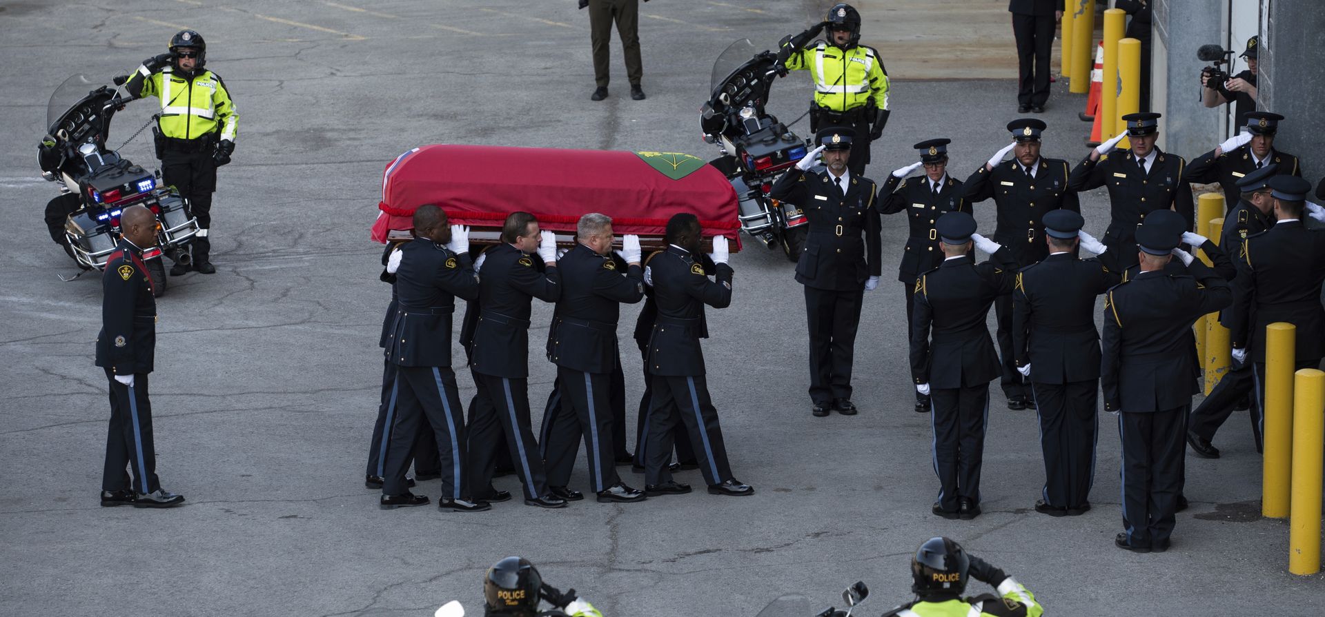 El ataúd del sargento de la Policía Provincial de Ontario. Eric Mueller es llevado al Canadian Tire Center durante un funeral en Ottawa, el jueves 18 de mayo de 2023. El sargento. Mueller murió en el cumplimiento de su deber mientras respondía a una llamada en el pueblo de Bourget, Ontario. (Spencer Colby/The Canadian Press vía AP)