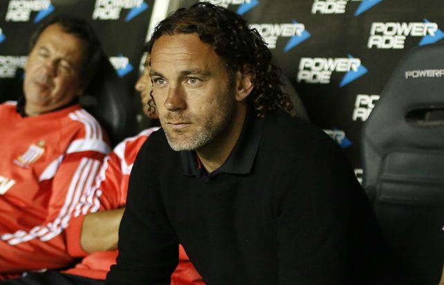 El ex defensor de Barcelona debutó como entrenador el año pasado.