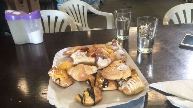 Elisa comió facturas y tomó mates con el presidente y la primera dama.