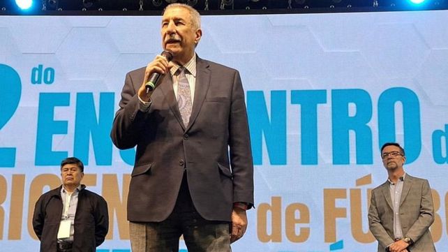 Orador de lujo. Mario Giammaría se encargó de abrir el acto en el Estadio Aldo Cantoni. La delegación de la Rosarina estuvo presente con un gran número de dirigentes. 