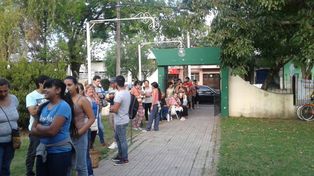 Colas. Cada año la gente se agolpa para la feria de variedades de Alcec.