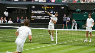 Marcel Granollers remata, Horacio Zeballos. El argentino y el español se quedaron a las puertas de su primer Grand Slam en dobles.