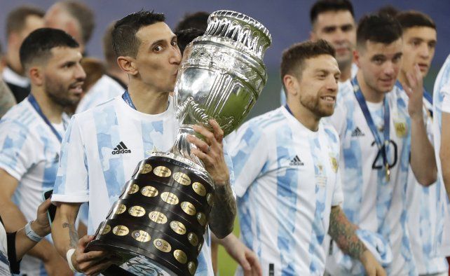 El argentino Ángel Di María besa el trofeo mientras celebra con sus compañeros de equipo después de vencer 1-0 a Brasil en la final de la Copa América en el estadio Maracaná de Río de Janeiro, Brasil, el sábado 10 de julio de 2021 AP Photo / Andre Penner
