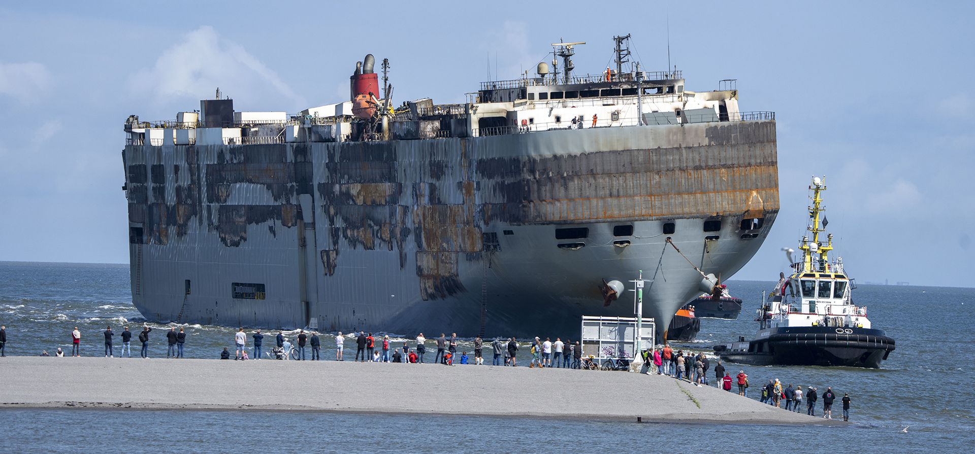Eemshaven, Países Bajos. Un buque de carga que se incendió frente a la costa holandesa con cientos de autos eléctricos a bordo es remolcado a la darsena del puerto. Fotografía: Vincent Jannink/ANP/AFP/Getty Images Eemshaven, Países Bajos. Un buque de carga que se incendió frente a la costa holandesa con cientos de autos eléctricos a bordo es remolcado a la darsena del puerto. Fotografía: Vincent Jannink/ANP/AFP/Getty Images