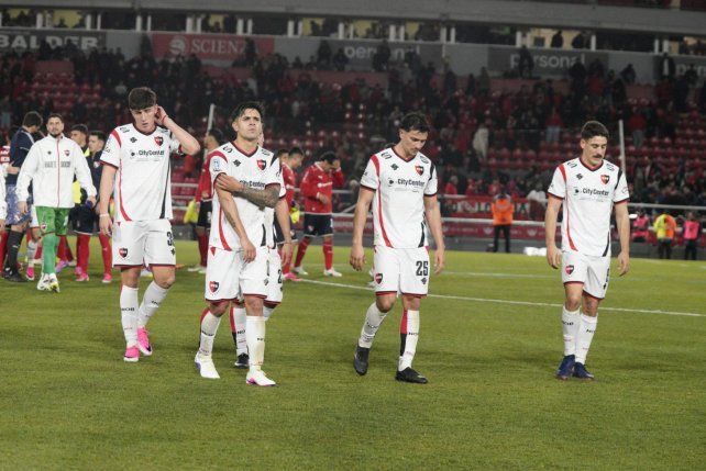 Los futbolistas de Newells se retiran con resignación del campo de juego tras la derrota contra Independiente.