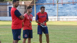 Toma nota. Juan Rossi y sus colaboradores observan el entrenamiento del equipo que trabajó ayer en el Gabino Sosa.&nbsp;