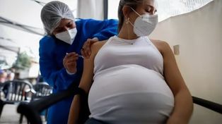 La vacuna previene la bronquiolitis. Para los que se enferman hay tratamientos con broncodilatadores, entre otros