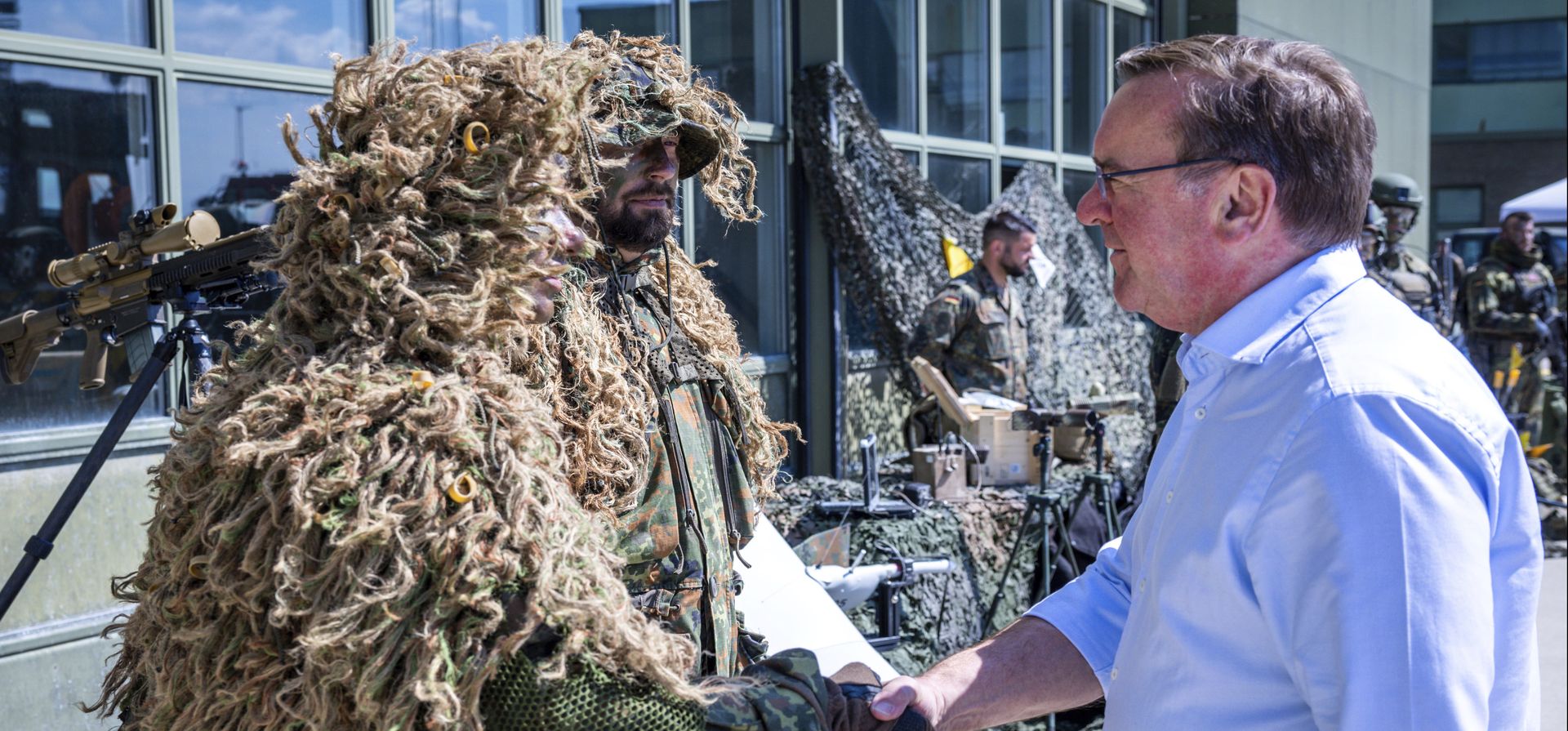 Boris Pistorius, Ministro Federal de Defensa, habla con las fuerzas especiales de las Fuerzas Armadas alemanas en el aeródromo durante su visita inaugural a la Fuerza Aérea, en Laage, Alemania, el jueves 11 de mayo de 2023. (Jens Büttner/dpa vía AP)