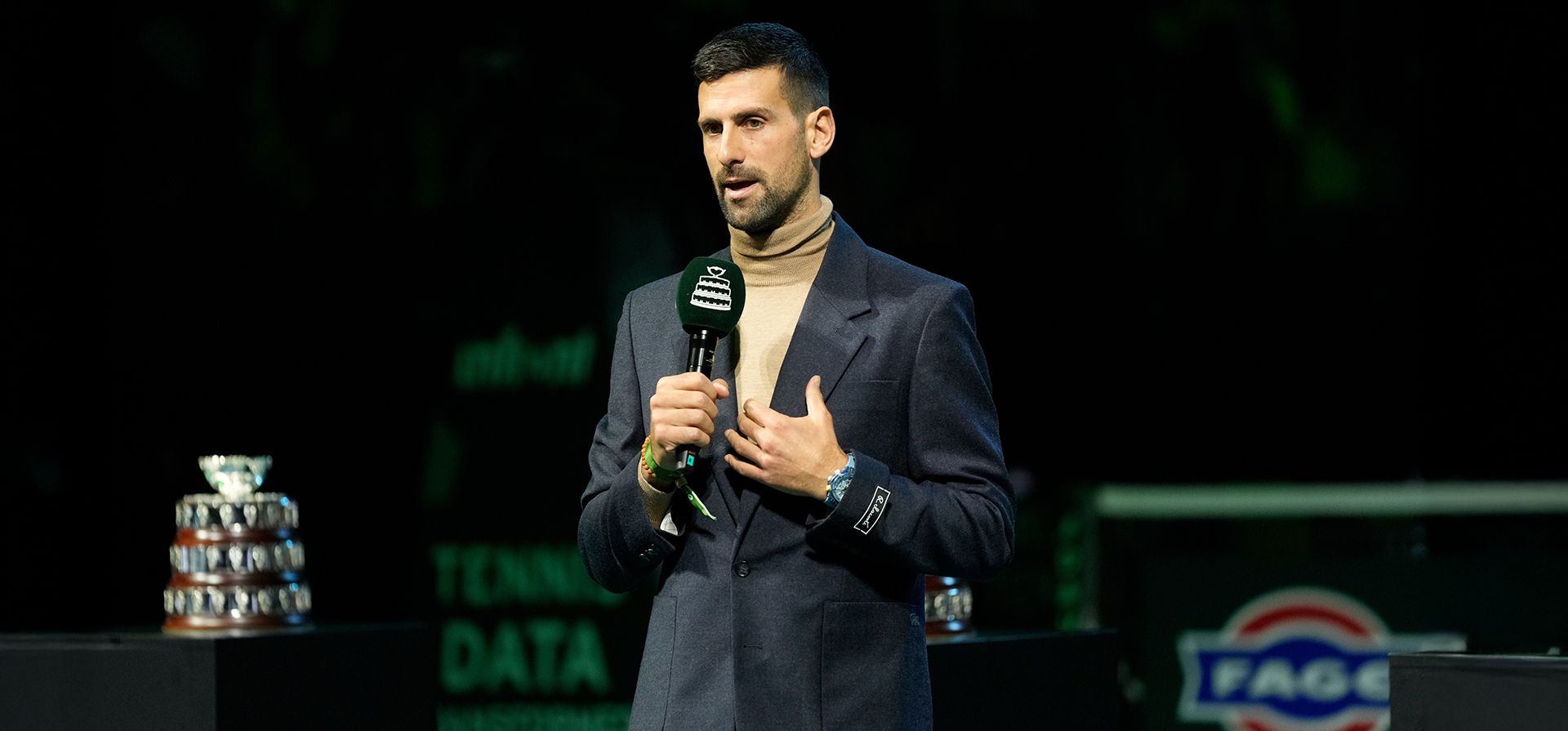 Novak Djokovic pronuncia un discurso durante una ceremonia en homenaje a Niki Pilic antes del partido de cuartos de final de la Copa Davis entre Italia y Austria, en Bolonia, Italia, el miércoles 19 de noviembre de 2025. (Foto AP/Luca Bruno) Novak Djokovic pronuncia un discurso durante una ceremonia en homenaje a Niki Pilic antes del partido de cuartos de final de la Copa Davis entre Italia y Austria, en Bolonia, Italia, el miércoles 19 de noviembre de 2025. (Foto AP/Luca Bruno)