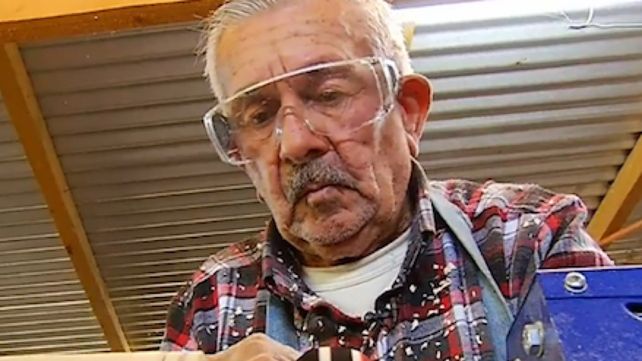 Gasta su pensión mensual para fabricar juguetes a niños necesitados