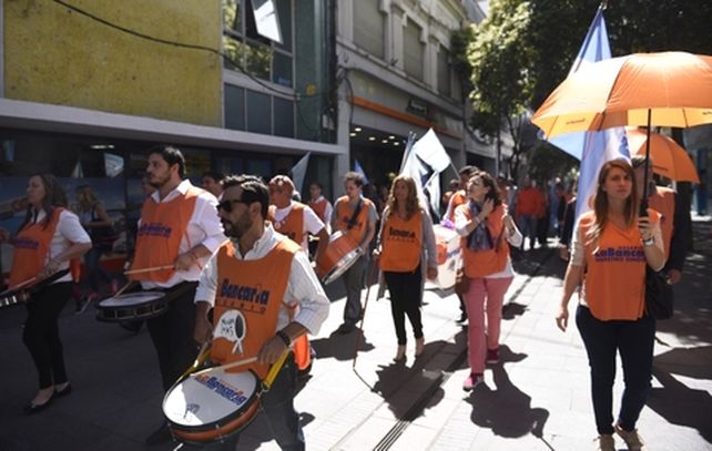 Los bancarios lograron abrir la paritaria para no perder frente a la inflación.