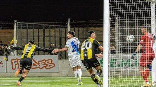 Deportivo Madryn se quedó con el clásico sobre la hora y pasó a Colón en la zona B