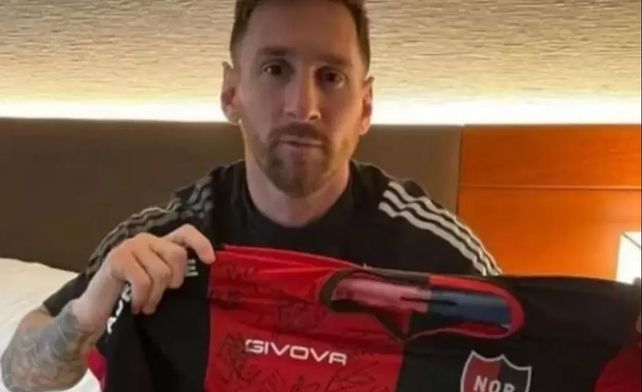 Lionel Messi con la camiseta de Newells
