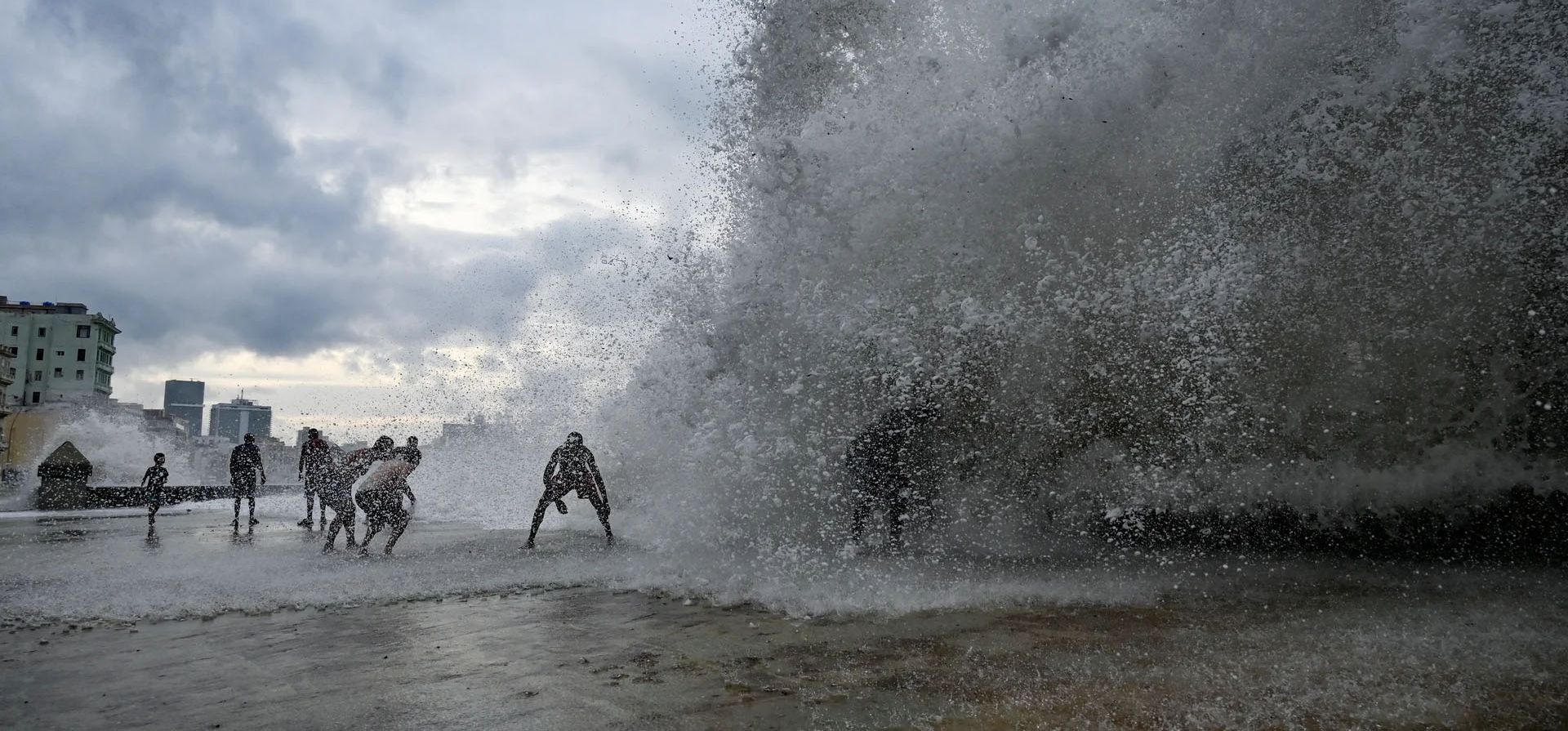Grandes olas rompen en tierra tras el paso del huracán Helene, La Habana, Cuba. Fotografía: Yamil Lage/AFP/Getty Images Grandes olas rompen en tierra tras el paso del huracán Helene, La Habana, Cuba. Fotografía: Yamil Lage/AFP/Getty Images