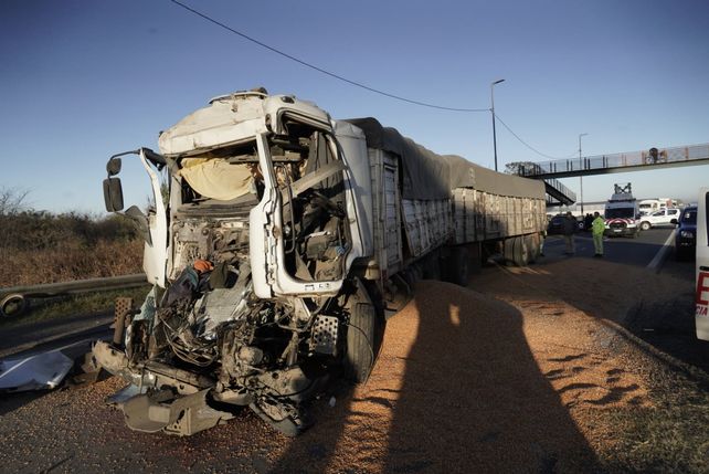 Choque de camiones en la autopista. Los bomberos rescataron al camionero