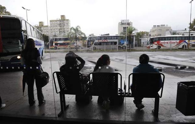 El paro de los choferes afectará el traslado de muchos pasajeros que toman colectivos en la Terminal. (Foto: S. Toriggino)
