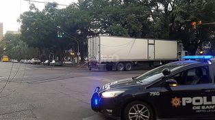 Un camión enganchó un poste de luz en el sur de la ciudad y produjo inconvenientes de tránsito