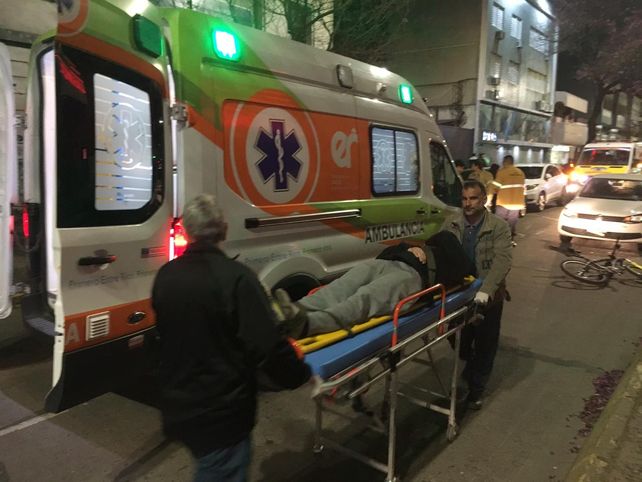 Un ciclista fue embestido por un automóvil en pleno centro de Paraná