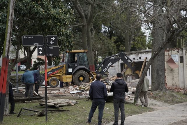 La casa ubicada en Fonseca al 5600 fue derribada esta mañana. El lugar causaba muchos problemas de inseguridad a los vecinos.&nbsp;