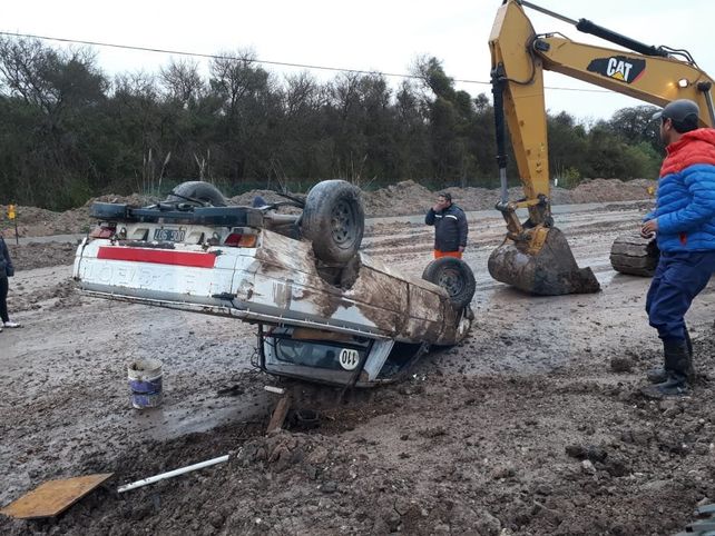En medio de la lluvia se registraron dos espectaculares vuelcos
