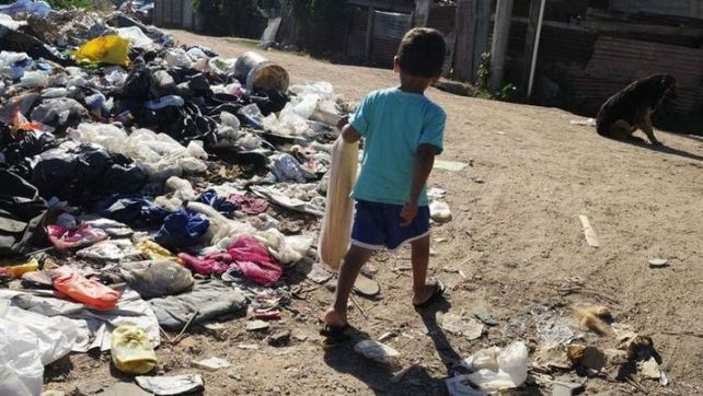 “El hecho de que la escuela termine siendo el lugar de contención demuestra cuán desbordado está todo, porque no tiene esa función”, señala Arena.