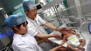 Nacen siamesas con un solo cuerpo y dos cabezas en China