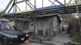 El pasillo al que se ingresa por calle Schmild y en el cual encontró la muerte Yoana Maciel.