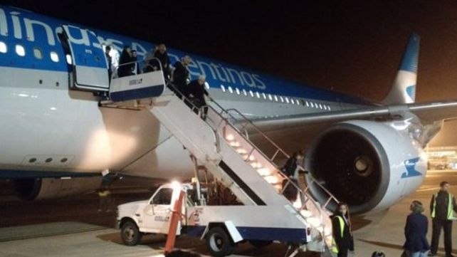 Pánico en Ezeiza: explotó la turbina de un avión de Aerolíneas Argentinas