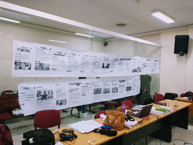 Afiches con publicaciones de prensa que mostró la defensa el viernes