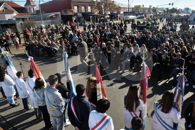 Acto central. Autoridades municipales e instituciones de la ciudad abrieron la jornada con la entonación del himno y palabras alusivas a la fecha patria.
