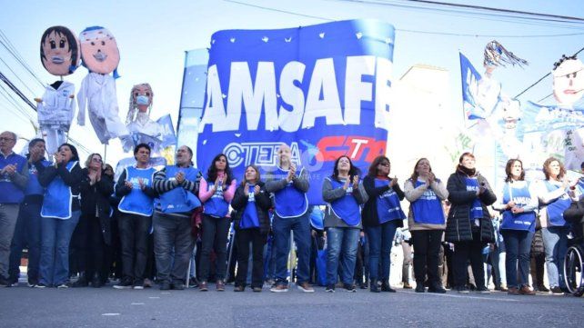 Los docentes marcharon hasta la sede de Iapos para entregar un petitorio