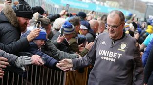 El Loco Bielsa rodeado del afecto de los hinchas durante su estadía en Leeds.