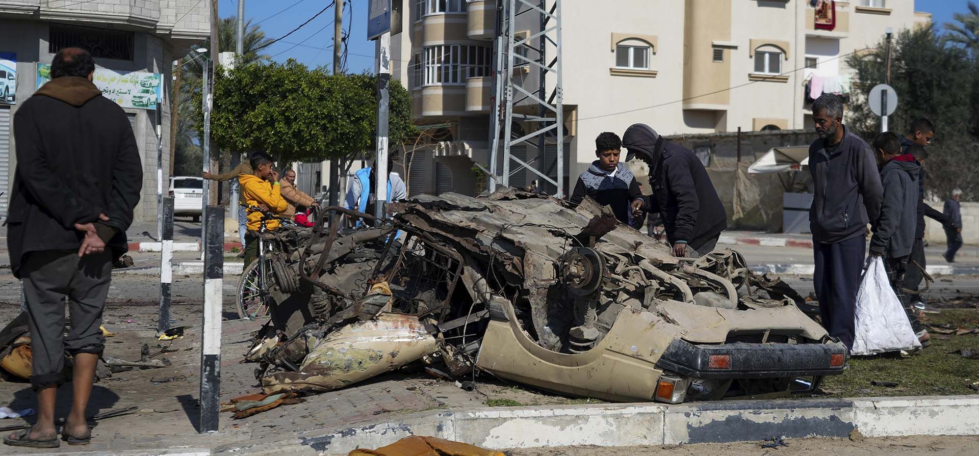 Palestinos inspeccionan un vehículo destrozado por un ataque aéreo israelí en Deir al Balah, Franja de Gaza, el miércoles 21 de febrero de 2024. (Foto AP/Adel Hana) Palestinos inspeccionan un vehículo destrozado por un ataque aéreo israelí en Deir al Balah, Franja de Gaza, el miércoles 21 de febrero de 2024. (Foto AP/Adel Hana)