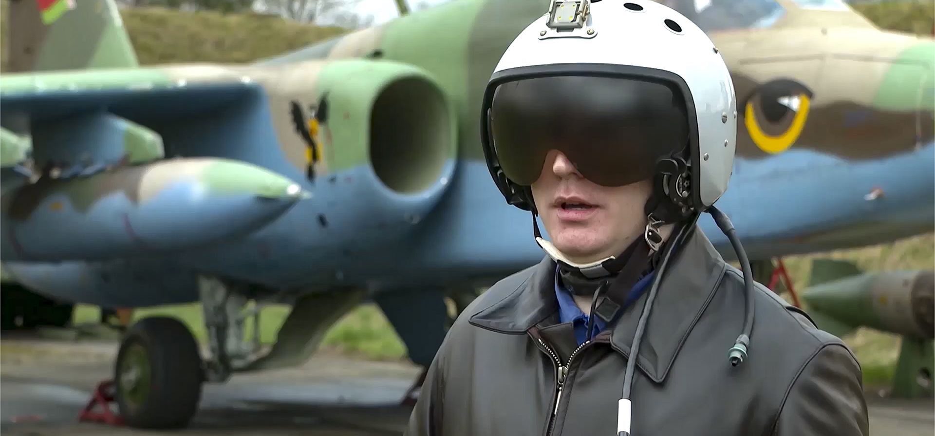 Un piloto de la fuerza aérea de Bielorrusia habla en un lugar no identificado. En el video dice que las tripulaciones aéreas bielorrusas han completado un curso de capacitación sobre el uso de armas nucleares. (Servicio de prensa del Ministerio de Defensa de Rusia vía AP)