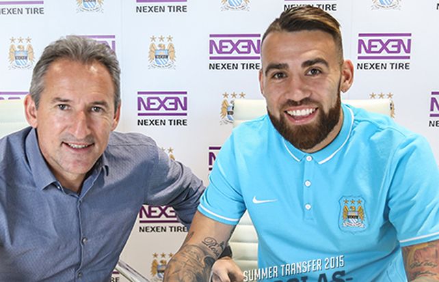 Nicolás Otamendi estampa la firma de su contrato con el Manchester City.