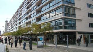 Antonella se sentó en el balcón y cayó de espalda