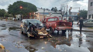 El violento choque entre una camioneta y un auto sobre Facundo Zuviría&nbsp;