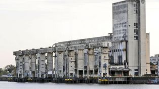 Se reanuda el servicio de barcazas en el puerto